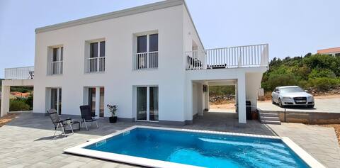 Newly built architect-designed house with sea view!