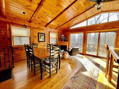 Fern Hill-pet friendly, hot tub, charming getaway!