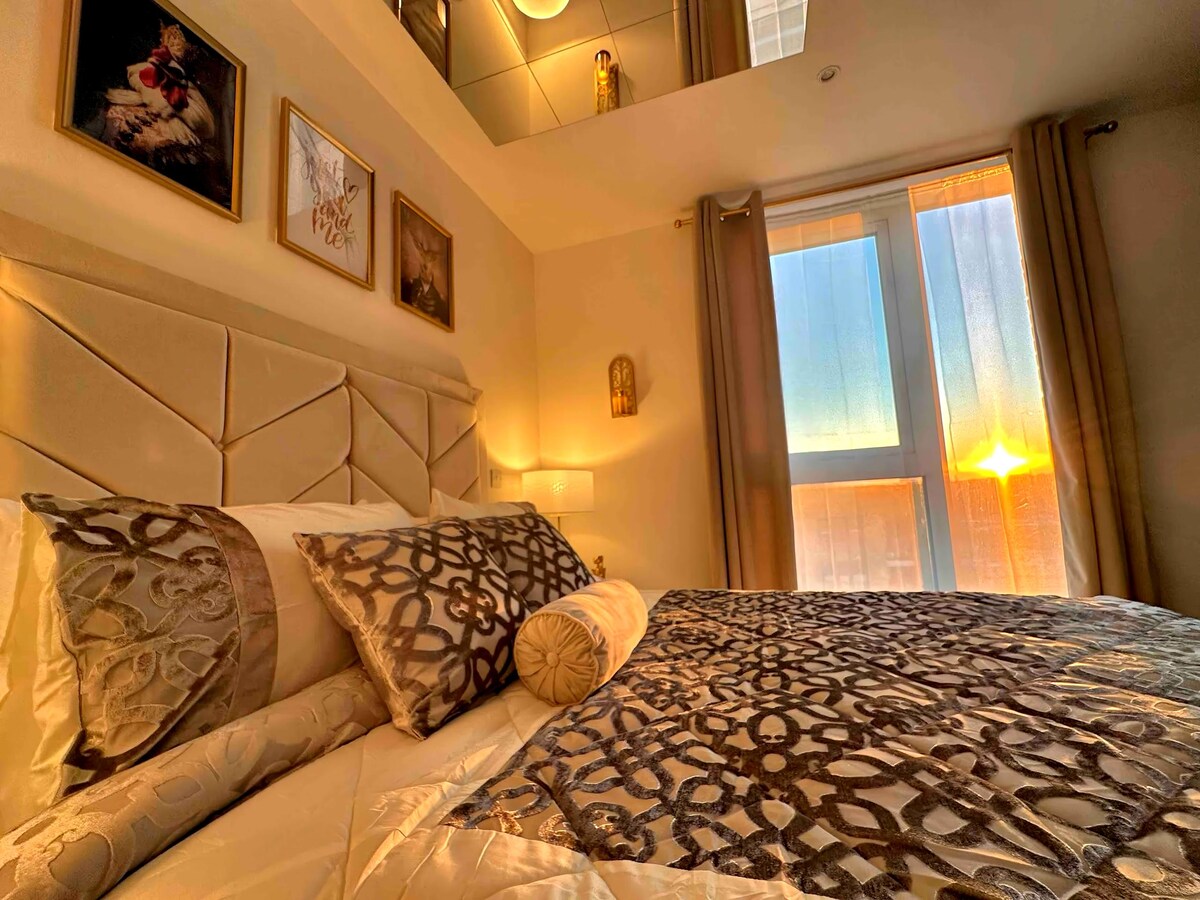 Top performing Airbnb: Luxurious flat next to Elizabeth line+Lift+Parking in Greater London
