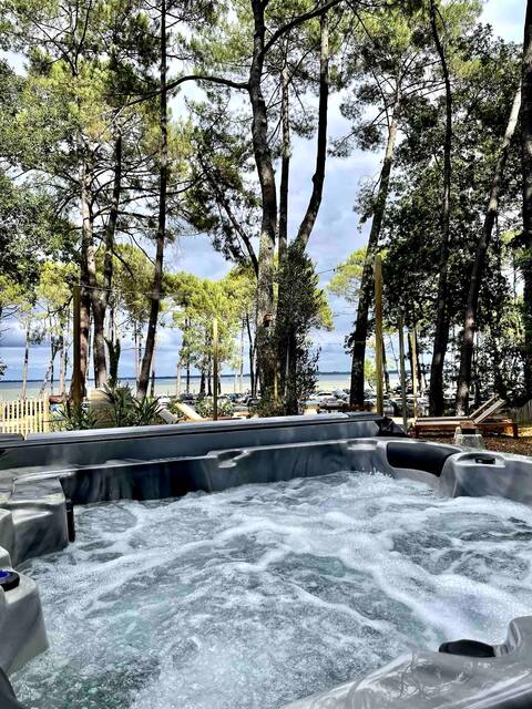 Beautiful Jacuzzi cottage by the lake