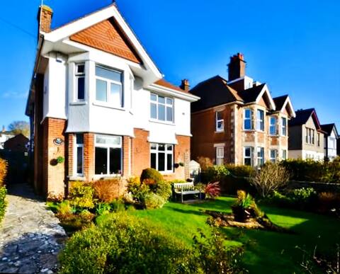 Sandy Shores. Stylish & Spacious. 
Close to beach!