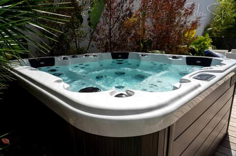 Seattle Barn House - 5 Bedrooms w/ Hot Tub & Sauna