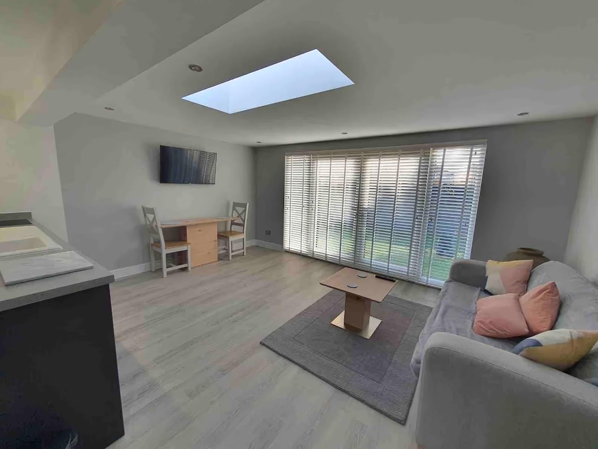 Successful Airbnb property: 1 bedroom bungalow with parking, in quiet area. in Stevenage