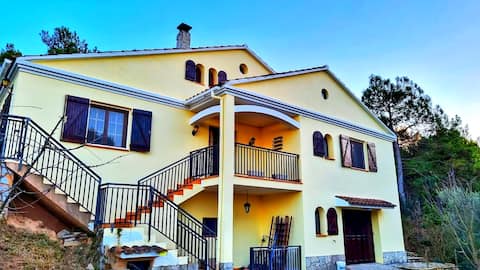 Fantastic house with land, at the foot of Montserrat