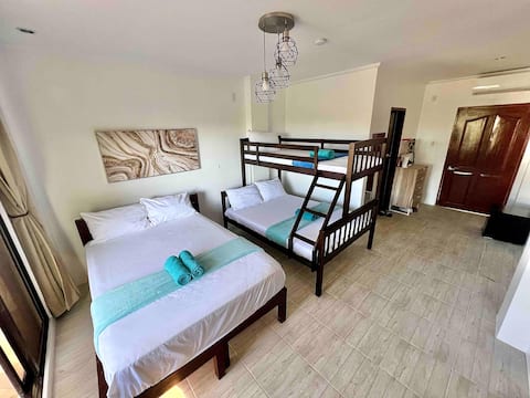 4 mins to sardines family room w/private balcony