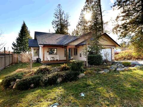 Spacious & Modern 3 BR Family Getaway in Gibsons