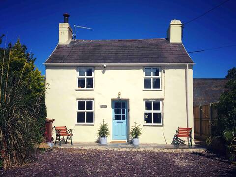 Gorgeous Cottage Near the Sea. Dog Friendly.