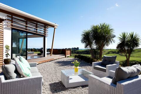 Stunning Ōākura Luxury Retreat
