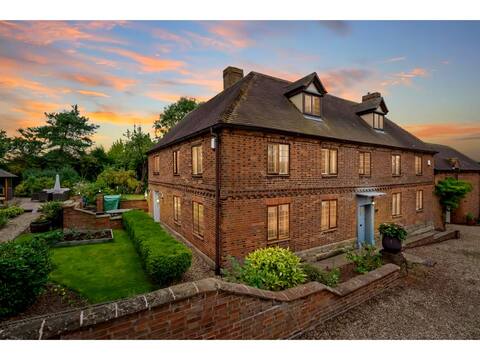 Grade II 16th-century 5 bedroom country home