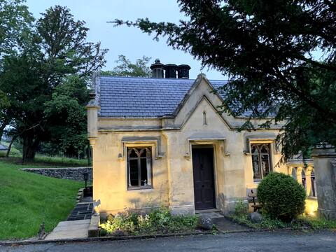 Gothic Victorian Gate House with Hot Tub Welshpool
