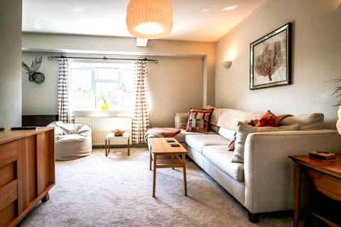 Upper Beeches- Stylish 3 bed, garden & village pub