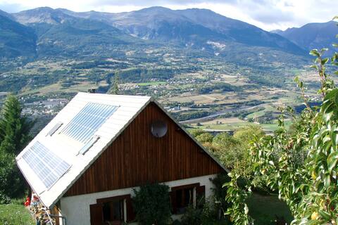 Cozy cottage 8' from Embrun by car.