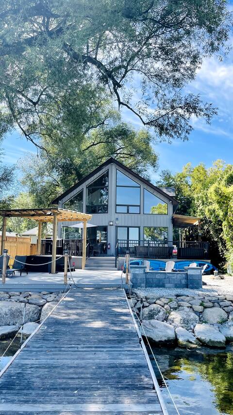 Lakeview Oasis 4-bedroom Cottage with Jacuzzi