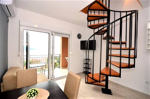 Modern apartment with sea view, pool and parking