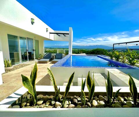 Luxury New apartment! Infinity Pool! Adults only