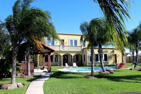 Amazing POOL Property Near Kemah TX