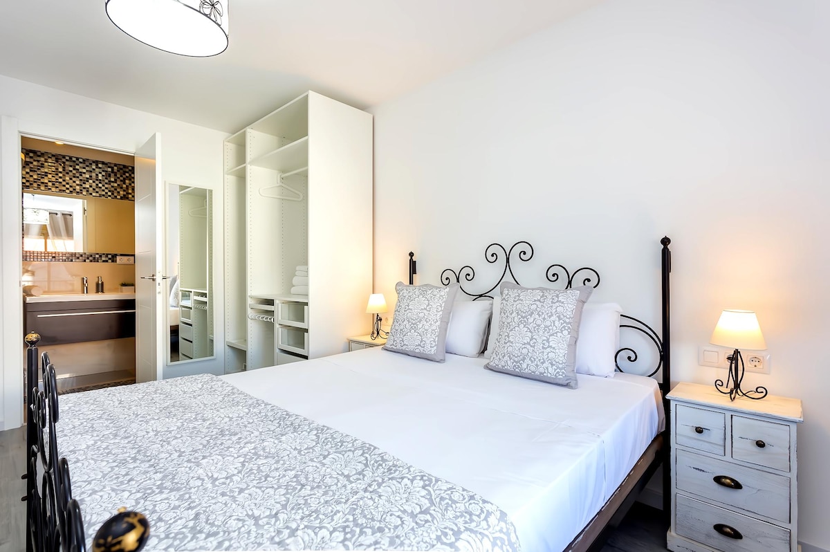 Successful Airbnb property: FANTASTIC Flat with Terrace Close to Camp Nou in La Maternitat I Sant Ramon