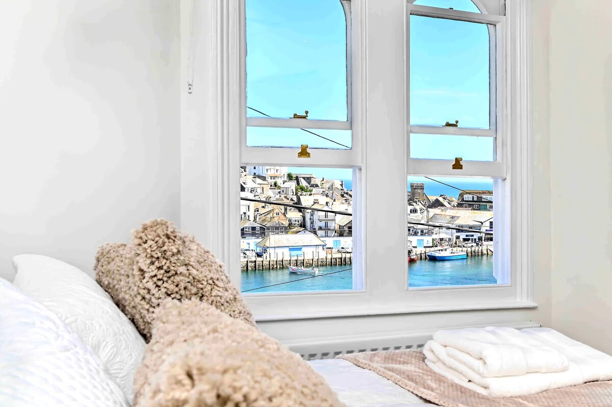 Top performing Airbnb: Polharmon, beautiful apartment with superb views in Looe