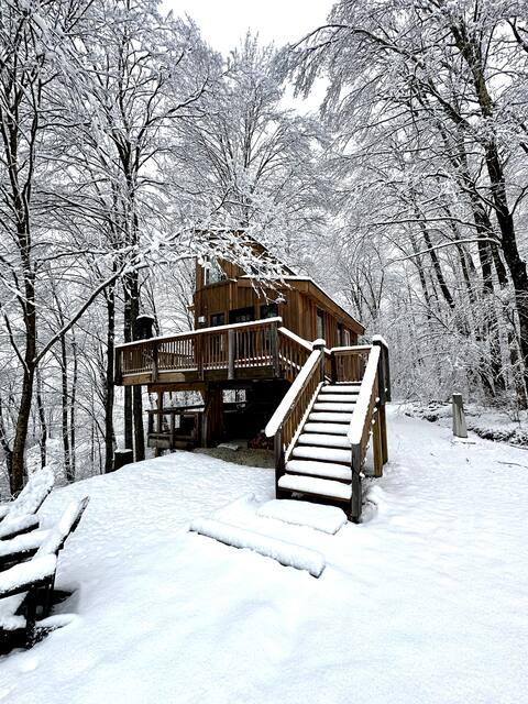 Romantic Treehouse- Hot tub, FPLC, 20 Min to KLT