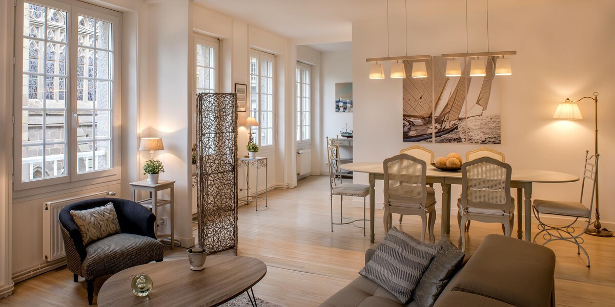 Top performing Airbnb: "Between land and sea" 76 m2 2 bedroom/2 bathroom apartment, Intra-Muros in Saint Malo