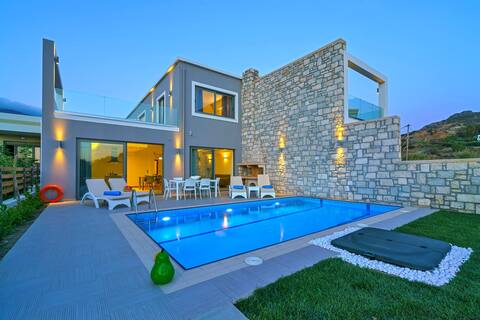 Beachfront, Lux villa w/Pool 30m to Amenities+BBQ