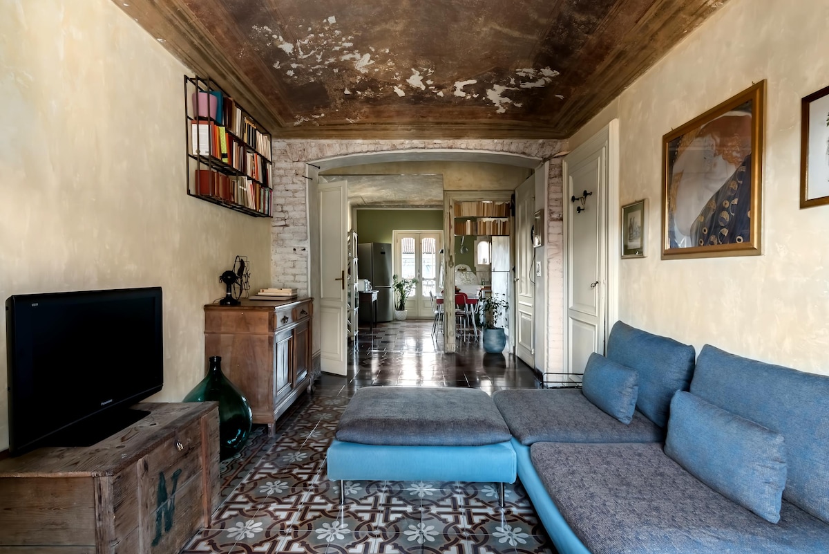 Popular Airbnb listing: Panoramic apartment in a historic building overlooking the Turin hills in Torino