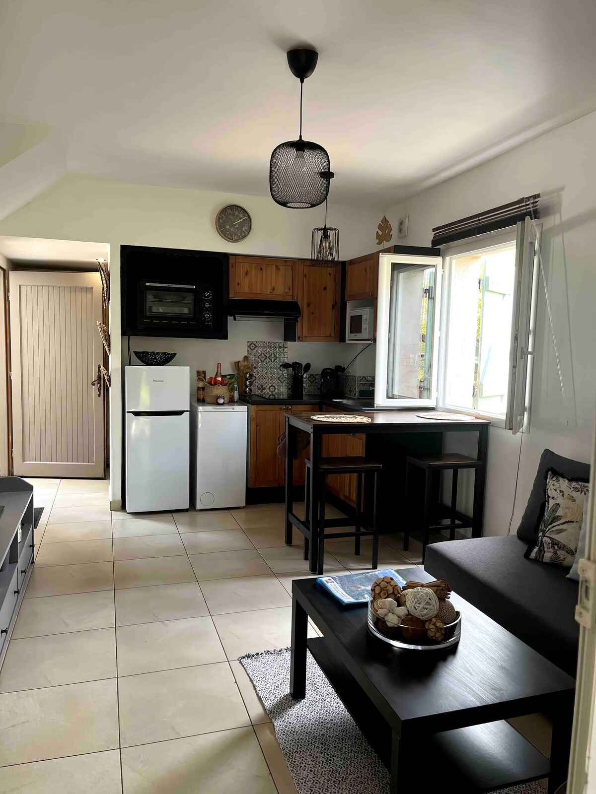 Leistungsstarkes Airbnb: 25 m2 studio, 10 min walk to the beaches, swimming pool. in La Seyne Sur Mer