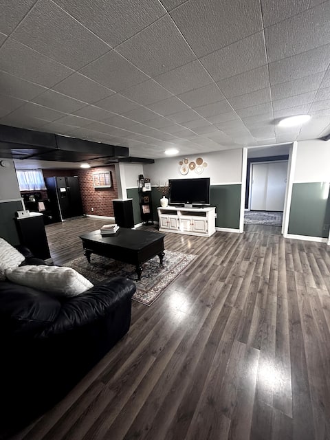 Cozy 2-Bedroom Basement Apartment - Pet Friendly!