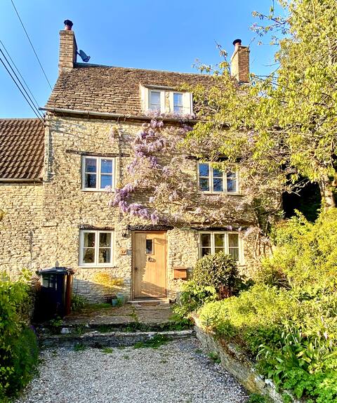 Chicory Cottage: Cosy Cotswold Home