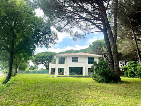 Modern villa in the vineyards with heated pool