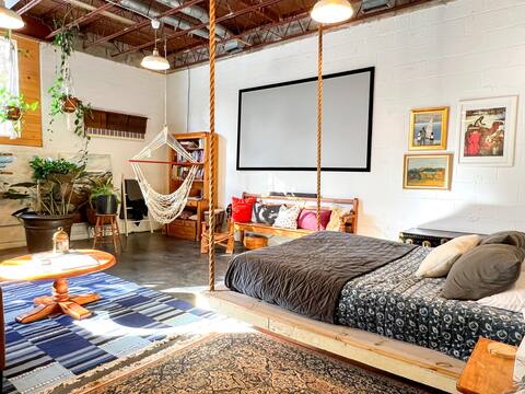 Private Loft w Sauna, Fireplace, Wi-Fi & Projector