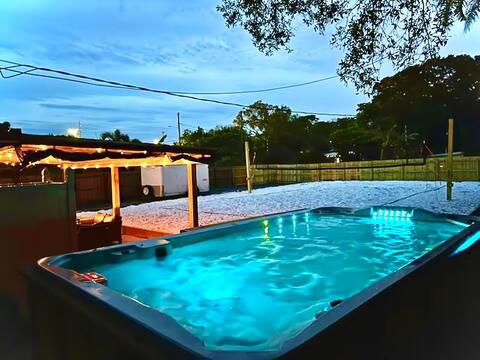 Luxurious Studio Pool, Hot Tub, Volleyball + Games