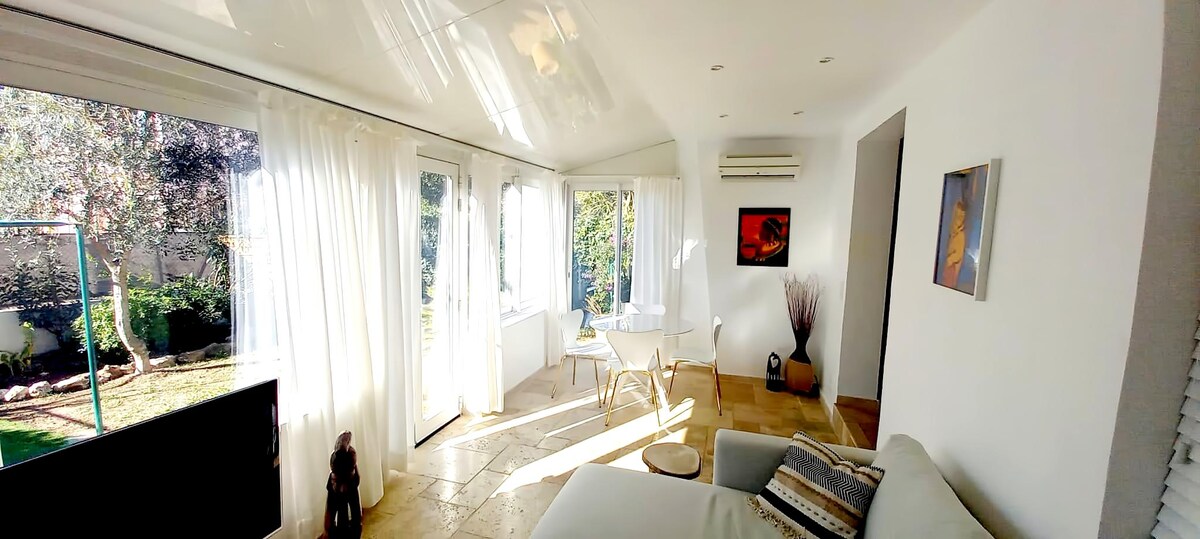 Annonce Airbnb populaire: Ground floor near the sea, one bedroom, one bed. à Fréjus