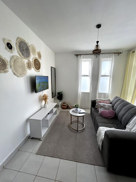 Shee hut W/Pool, Free parking & Netflix