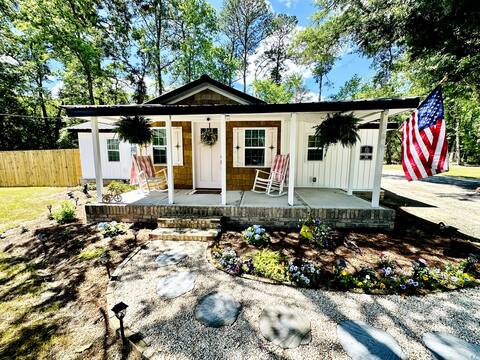 The 1940’s Wicker Cottage/ Pet Friendly & Fenced