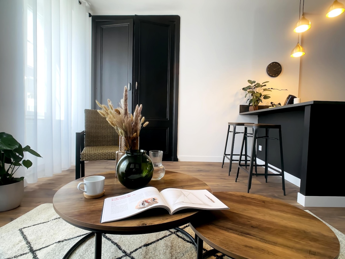 Top Airbnb: Downtown apartment 150m from the beach in Granville