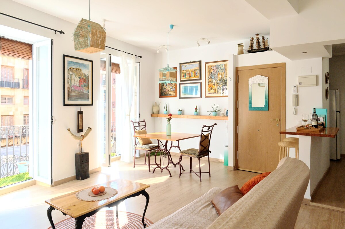 Popular Airbnb listing: Bohemian home, sun, joy, and color. in Alacant / Alicante