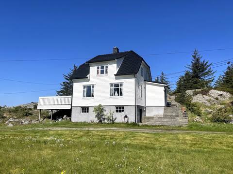 Dream estate at the sea. Beds for 8 / dock / boat.