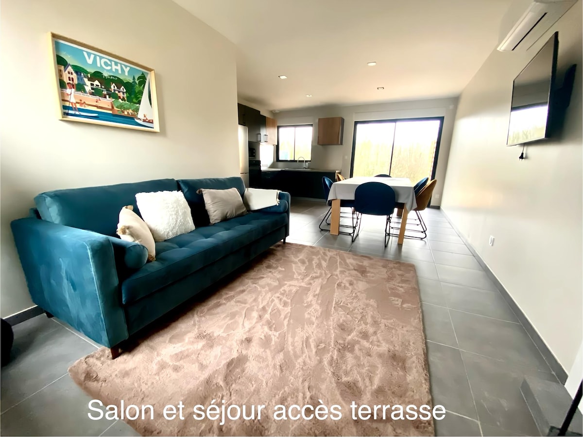 Successful Airbnb property: New house garden & hill view 10 min from Vichy in Allier