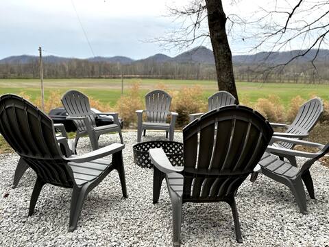 Hot tub! fire pit! picnic area, grill, view! @ RRG