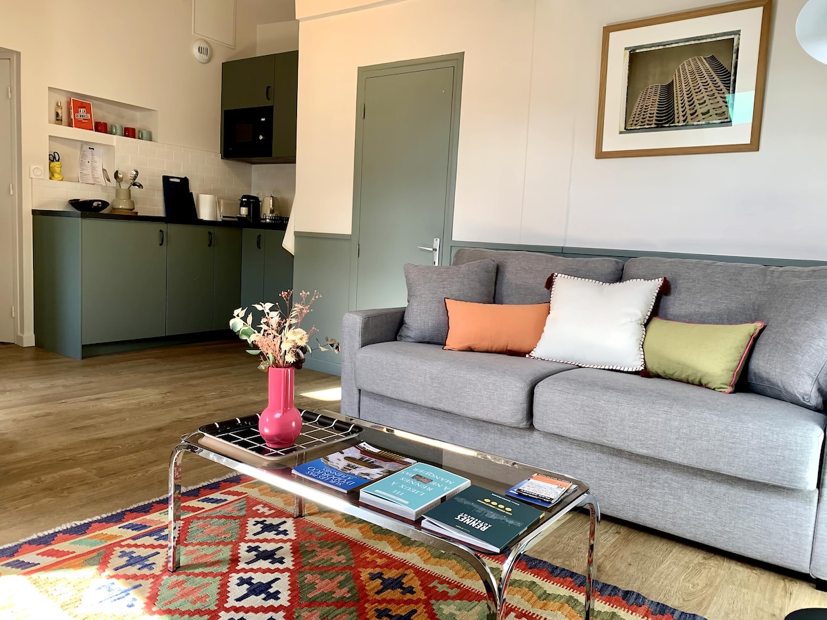 Popular Airbnb listing: Right in the center, quiet and terrace in Archidiocèse De Rennes, Dol Et Saint Malo