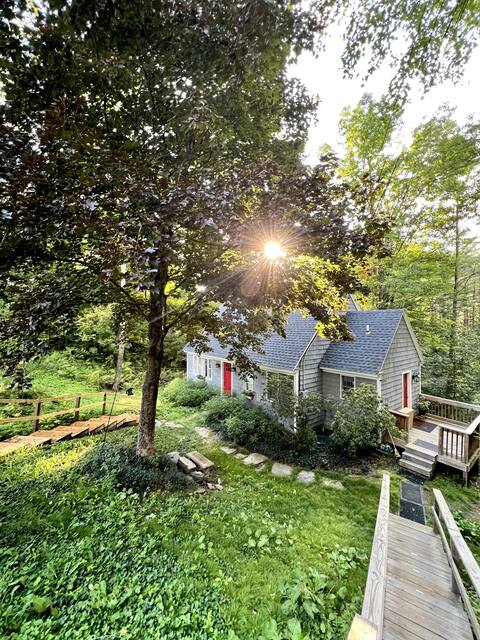 Cottage 3BD/2BA 1mi to Dartmouth
