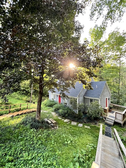 Cottage 3BD/2BA 1mi to Dartmouth