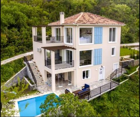 Luxurious Villa with Pool, Lustica