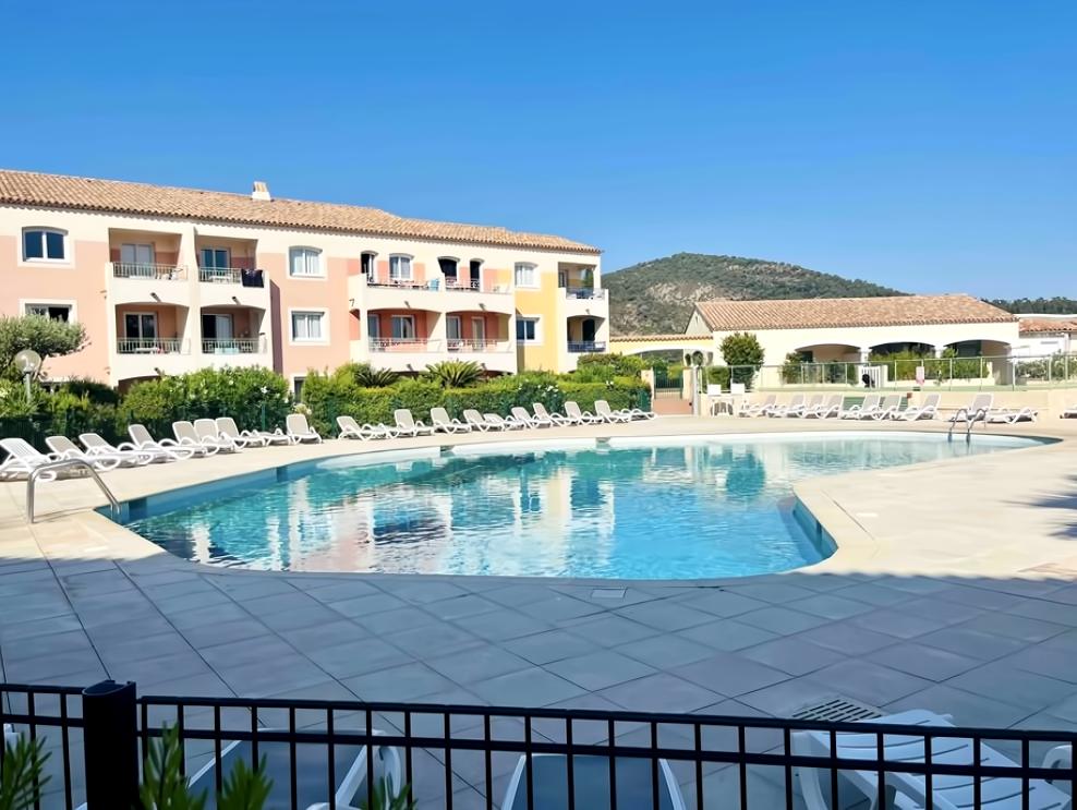 Popular Airbnb listing: "Le papillon blanc" Studio + cabin, 4 people, sea, pool in Roquebrune Sur Argens