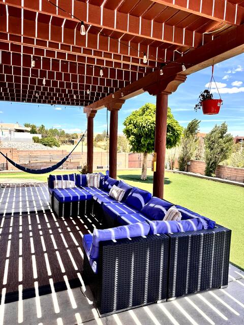 Casa Uva Beautiful Family Retreat w/ pool & views