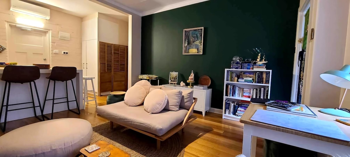 Top Airbnb: K’s Quintessential Art Deco St Kilda Apartment in St Kilda