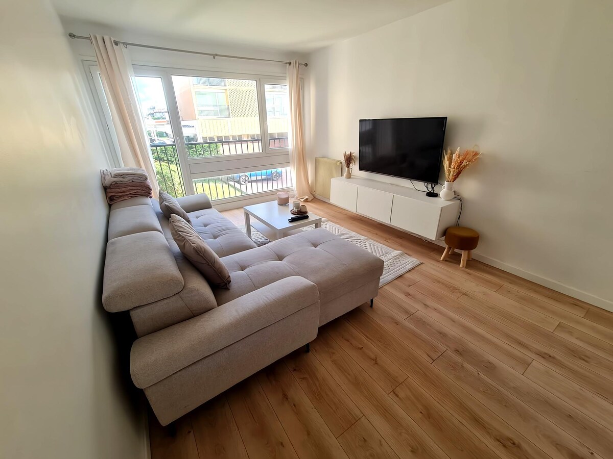 Top Airbnb: Beautiful cocooning apartment. Close to Paris / C.D.G à Livry Gargan