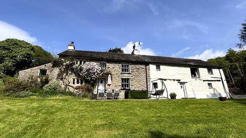 Cottage with private beaches on Lake Windermere