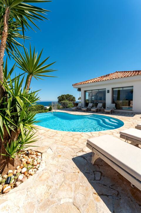 Luxurious villa with 180° sea view, Côte d'Azur